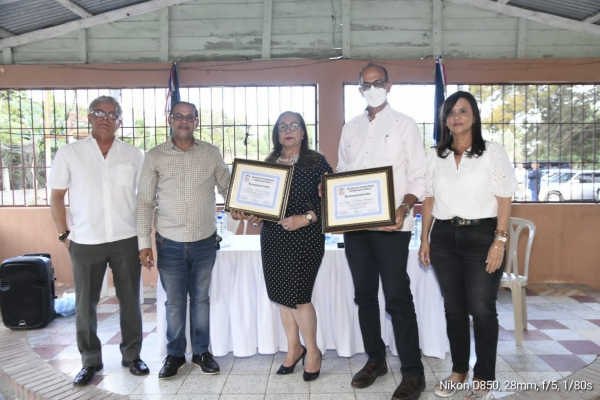 Reconocen a director de Coraasan y gobernadora de Santiago por sus aportes a la comunidad en Los Prados I