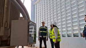 Director de Coraasan supervisa sistemas junto a t&eacute;cnicos ante el paso de la tormenta Melissa