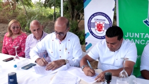 Coraasan firma convenio con junta distrital Canca La Piedra para construcci&oacute;n de parque