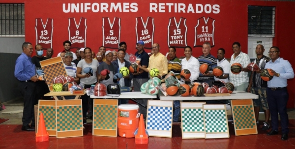 Coraasan entrega útiles deportivos a clubes y juntas de vecinos de la parte baja de Santiago