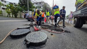 CORAASAN y Alcaldía de Santiago inician operativo de colocación de tapas de aguas residuales y pluviales